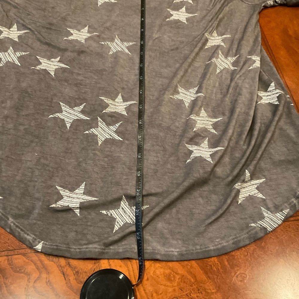 Cable & Gage lightweight, Semi Sheer Top, grey with white stars, short sleeves - Picture 5 of 8